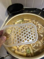 しょうがをおろし金で擦る。