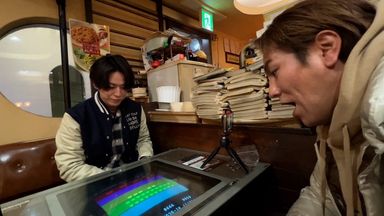 左から亀梨和也、狩野英孝。(c)日本テレビ