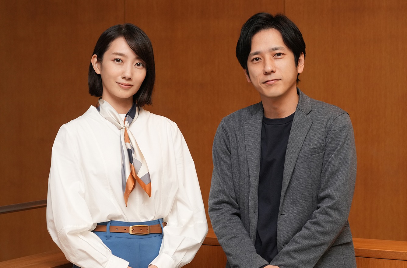 左から波瑠、二宮和也。