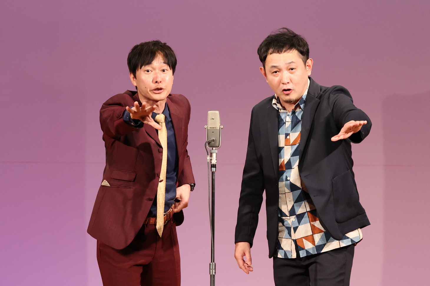 「THE SECOND～漫才トーナメント～」の選考会に登場したマシンガンズ。(c)フジテレビ