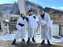 「爆睡トラベラー」の（左から）松村沙友理、南原清隆、サバンナ高橋。(c)フジテレビ