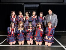ロバート秋山とSKE48メンバー。(c)メ～テレ
