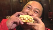 実在する喫茶店のCMを勝手に制作するロバート秋山 。(c)メ～テレ