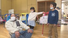 「願い」を子供たちにインタビューするロバート秋山。(c)メ～テレ