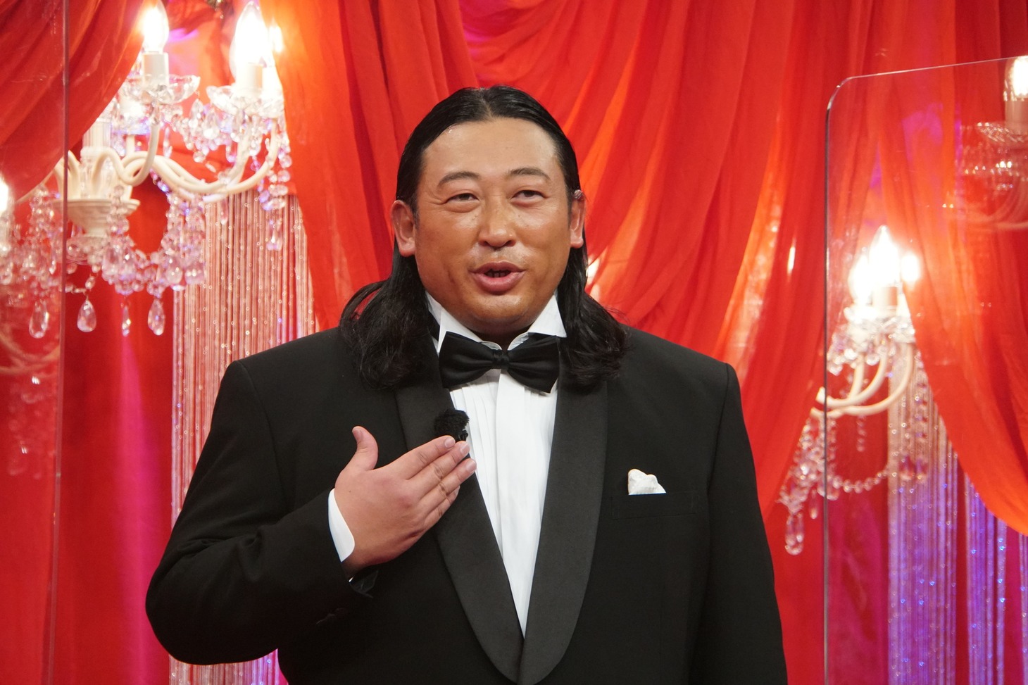 「秋山歌謡祭2024」に出演するロバート秋山。写真は前回のもの。(c)メ～テレ