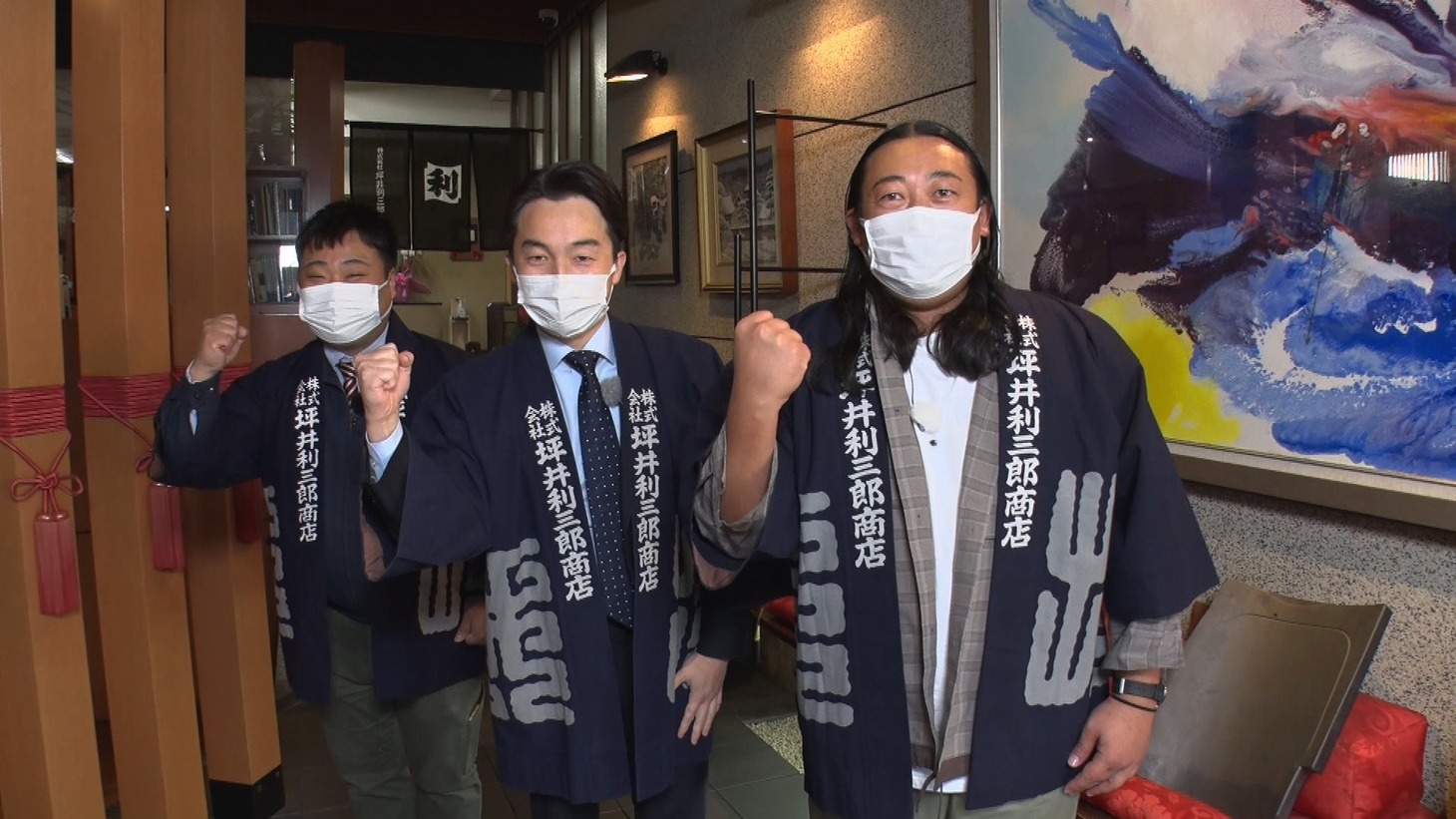 実在する企業の従業員をCMに巻き込むロバート秋山。(c)メ～テレ