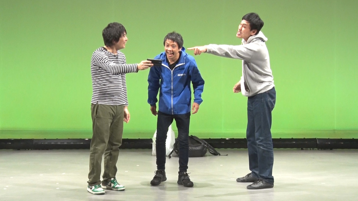 DVD「ベストのや団」に収録されるコント「バーベキュー」のワンシーン。