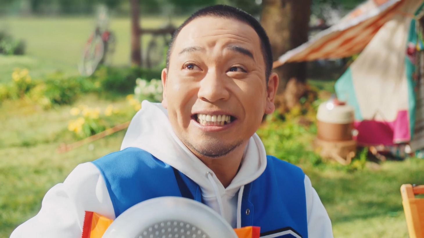 CM「Let’sクラフト 亀田の柿の種 ～柿の種チーズせんべい篇～」のワンシーン。