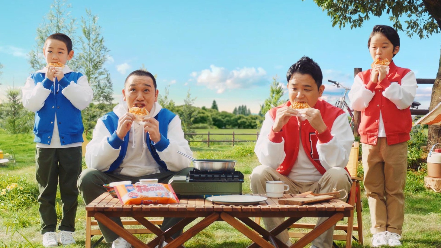 CM「Let’sクラフト 亀田の柿の種 ～柿の種チーズせんべい篇～」のワンシーン。