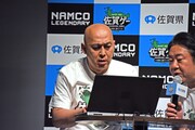 真剣な表情でゲームをプレイする錦鯉・長谷川。