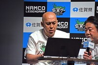 真剣な表情でゲームをプレイする錦鯉・長谷川。