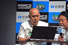 真剣な表情でゲームをプレイする錦鯉・長谷川。