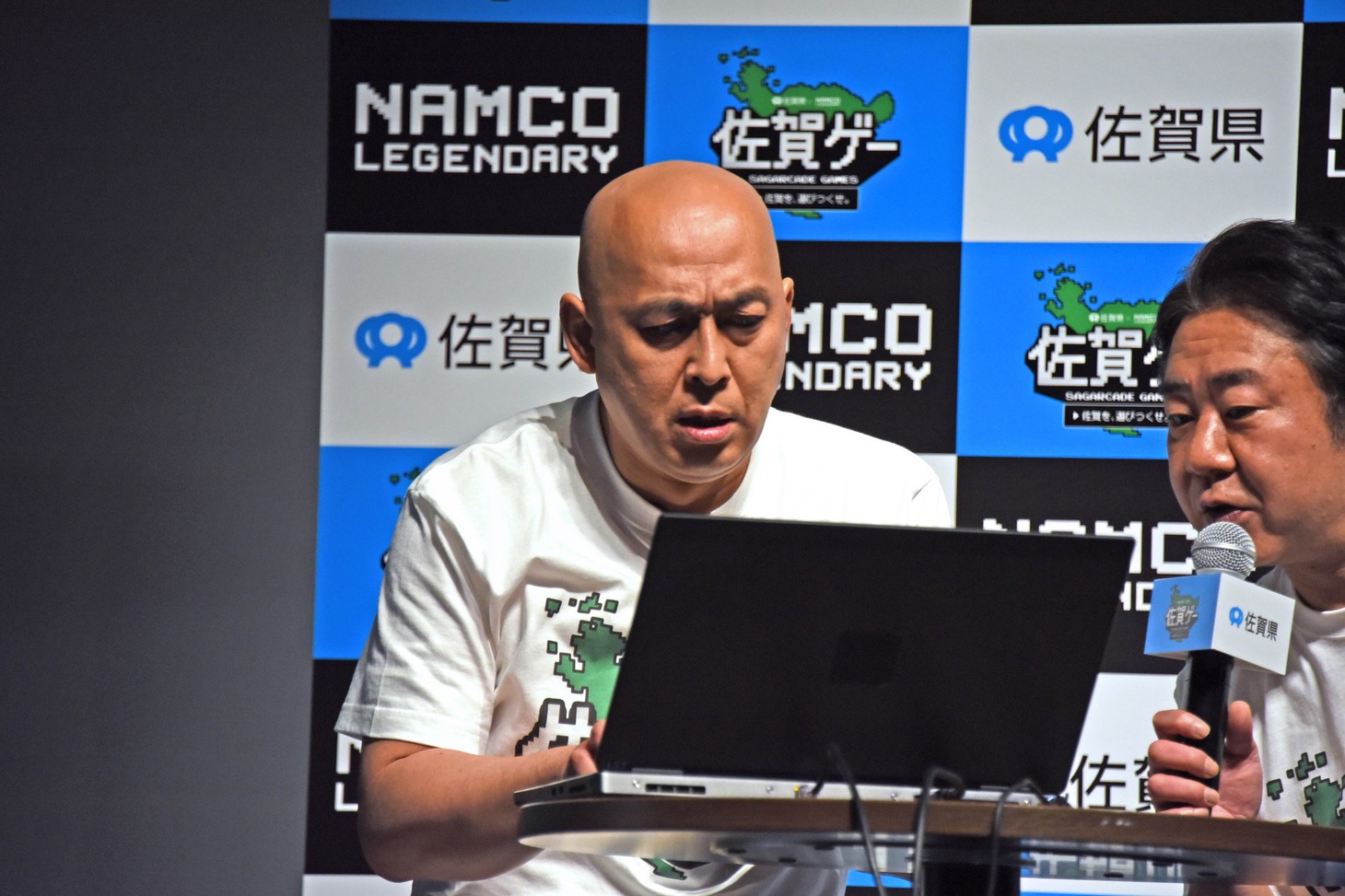 真剣な表情でゲームをプレイする錦鯉・長谷川。