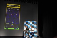 「パックマン」佐賀県Ver.をプレイする錦鯉。