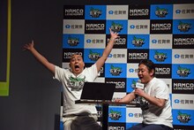 「パックマン」佐賀県Ver.をクリアした錦鯉・長谷川（左）。