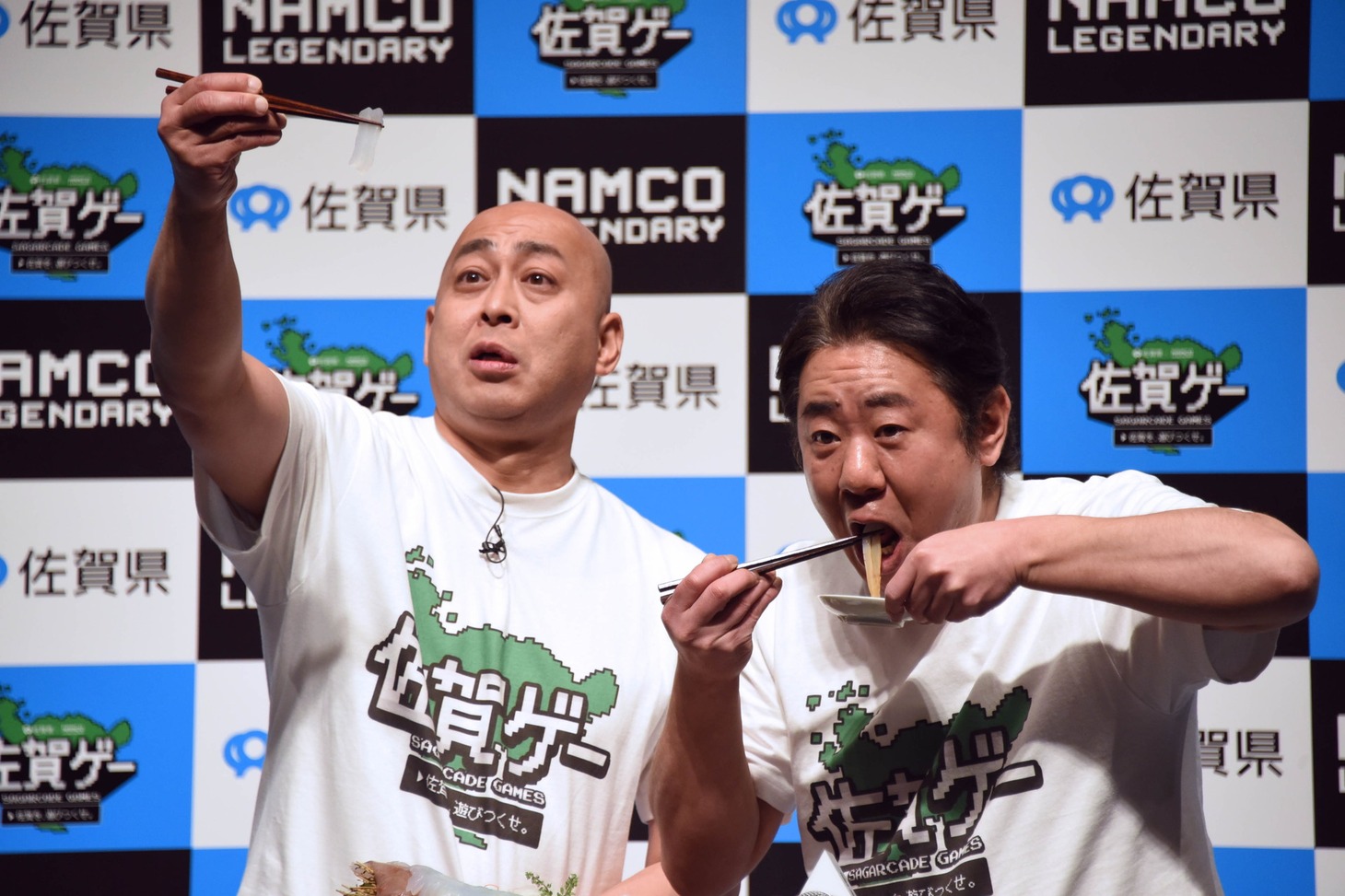 呼子イカの刺身を食べる錦鯉。
