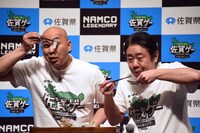 呼子イカの刺身を「透けて見える」とアピールする錦鯉・長谷川（左）。