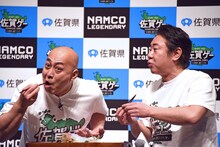 呼子イカの刺身を食べる錦鯉。