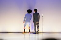 漫才中に方向感覚を失い、観客に背を向ける諸田・津沼。