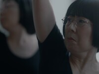 「サントリー烏龍茶OTPP」のWebCM「食べよ、阿佐ヶ谷姉妹」編のワンシーン。