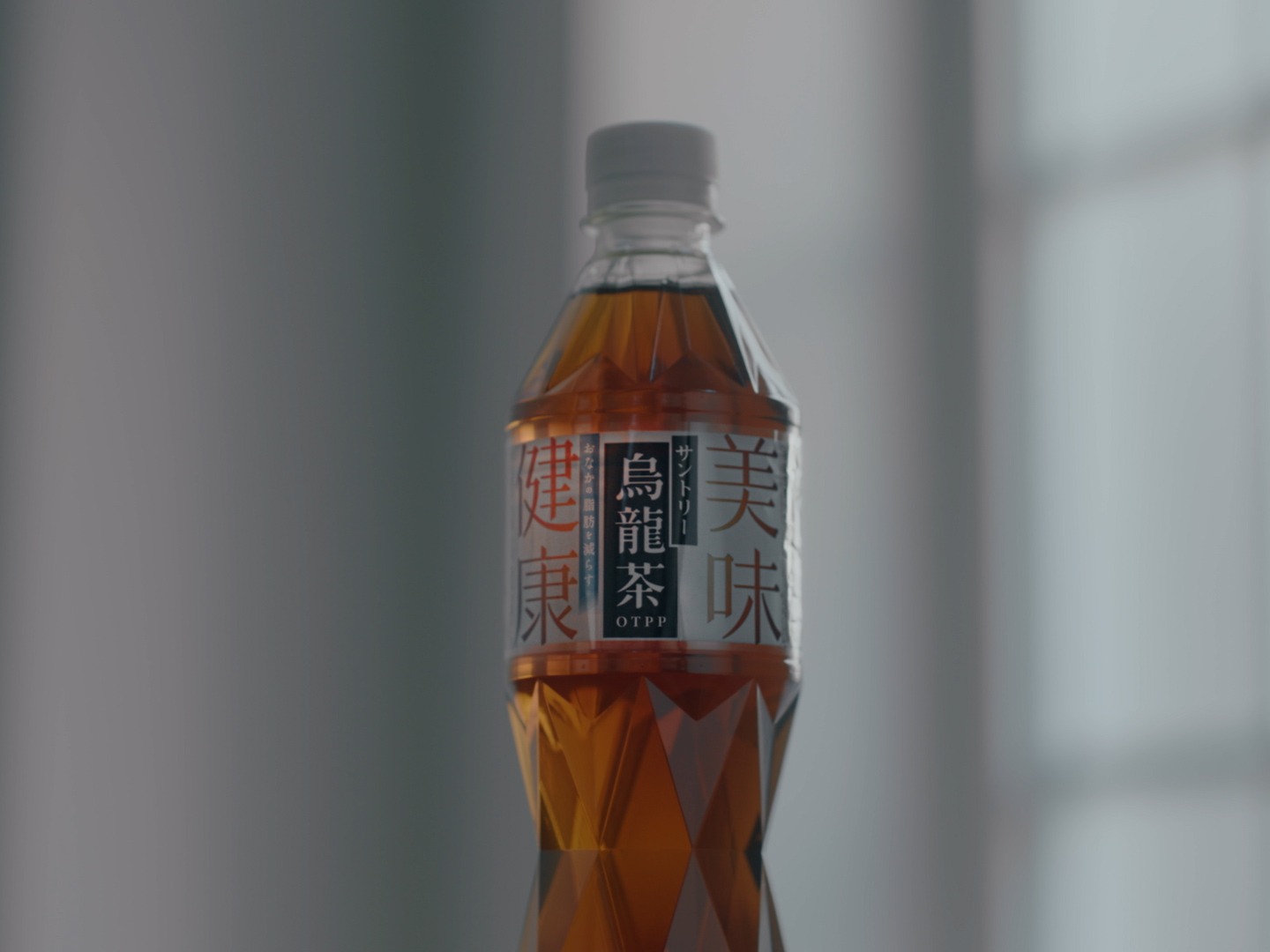 「サントリー烏龍茶OTPP」のWebCM「食べよ、阿佐ヶ谷姉妹」編のワンシーン。