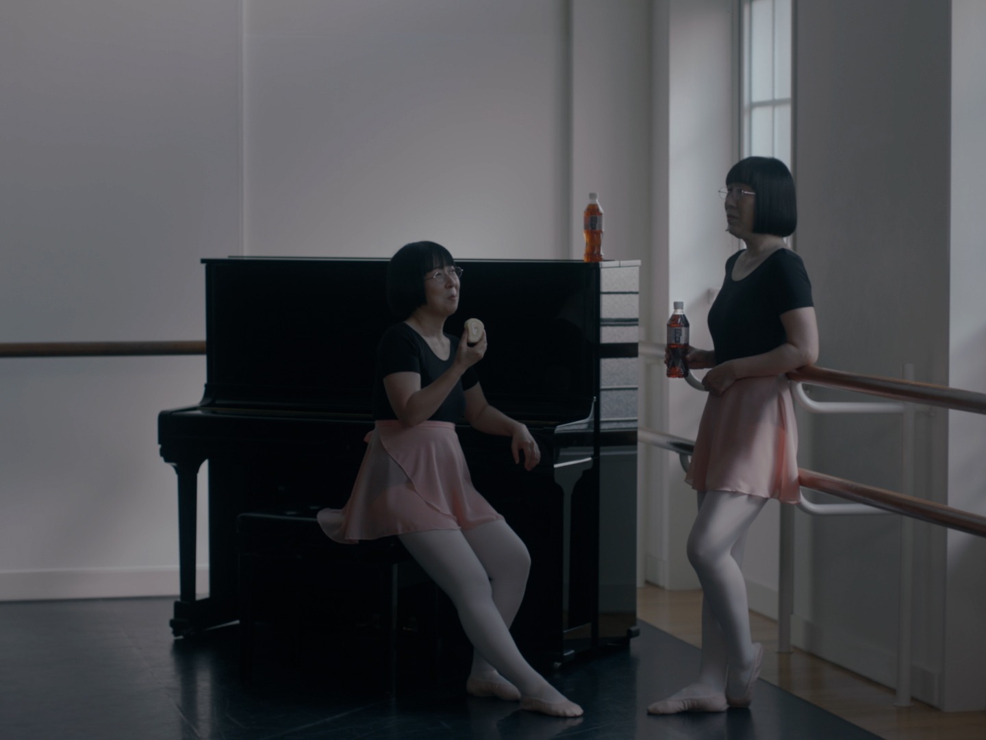「サントリー烏龍茶OTPP」のWebCM「食べよ、阿佐ヶ谷姉妹」編のワンシーン。