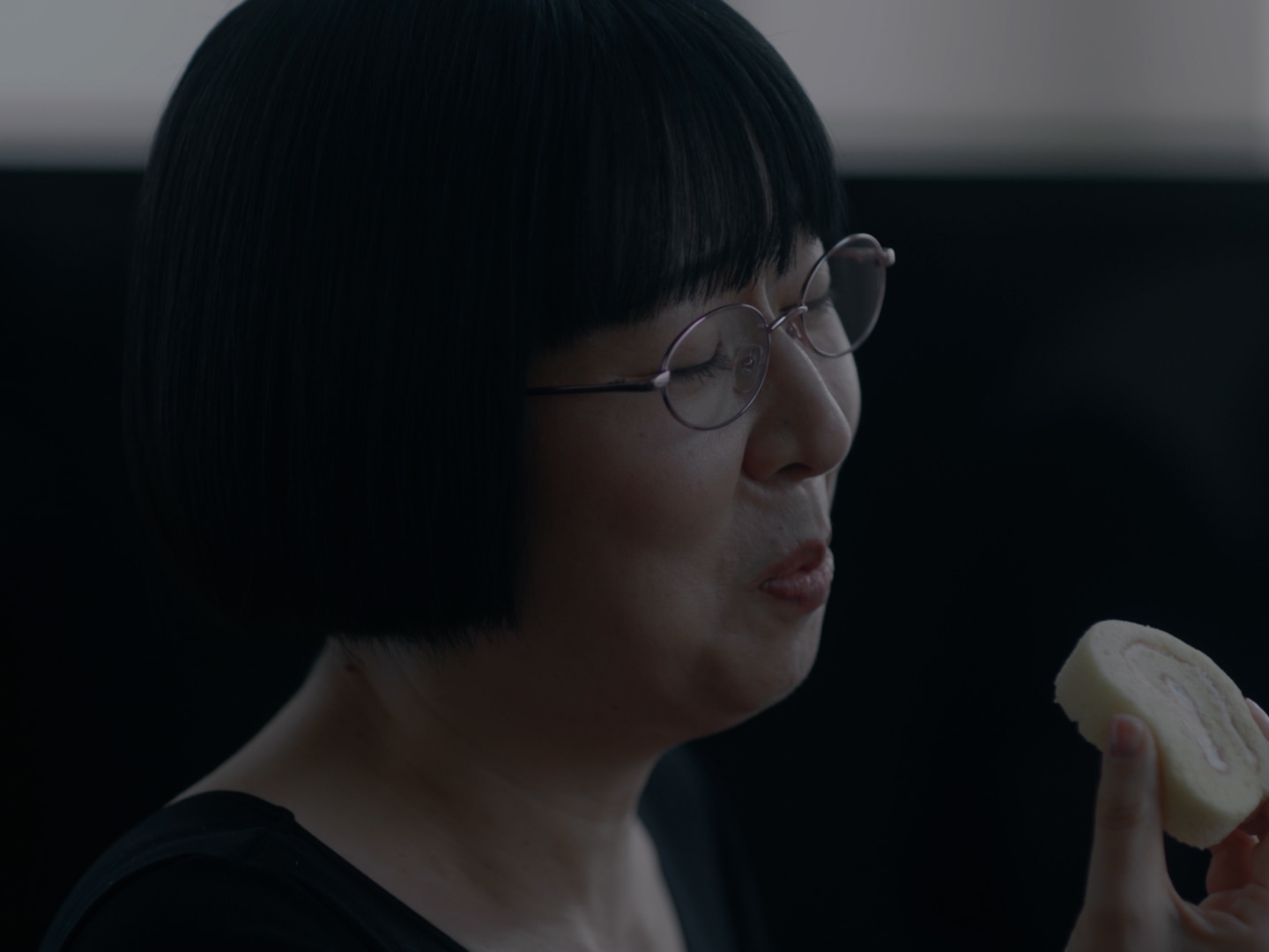 「サントリー烏龍茶OTPP」のWebCM「食べよ、阿佐ヶ谷姉妹」編のワンシーン。