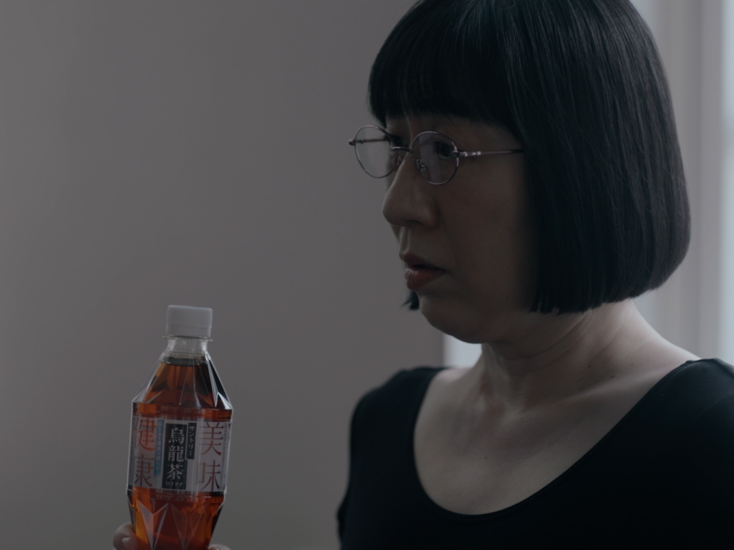 「サントリー烏龍茶OTPP」のWebCM「食べよ、阿佐ヶ谷姉妹」編のワンシーン。