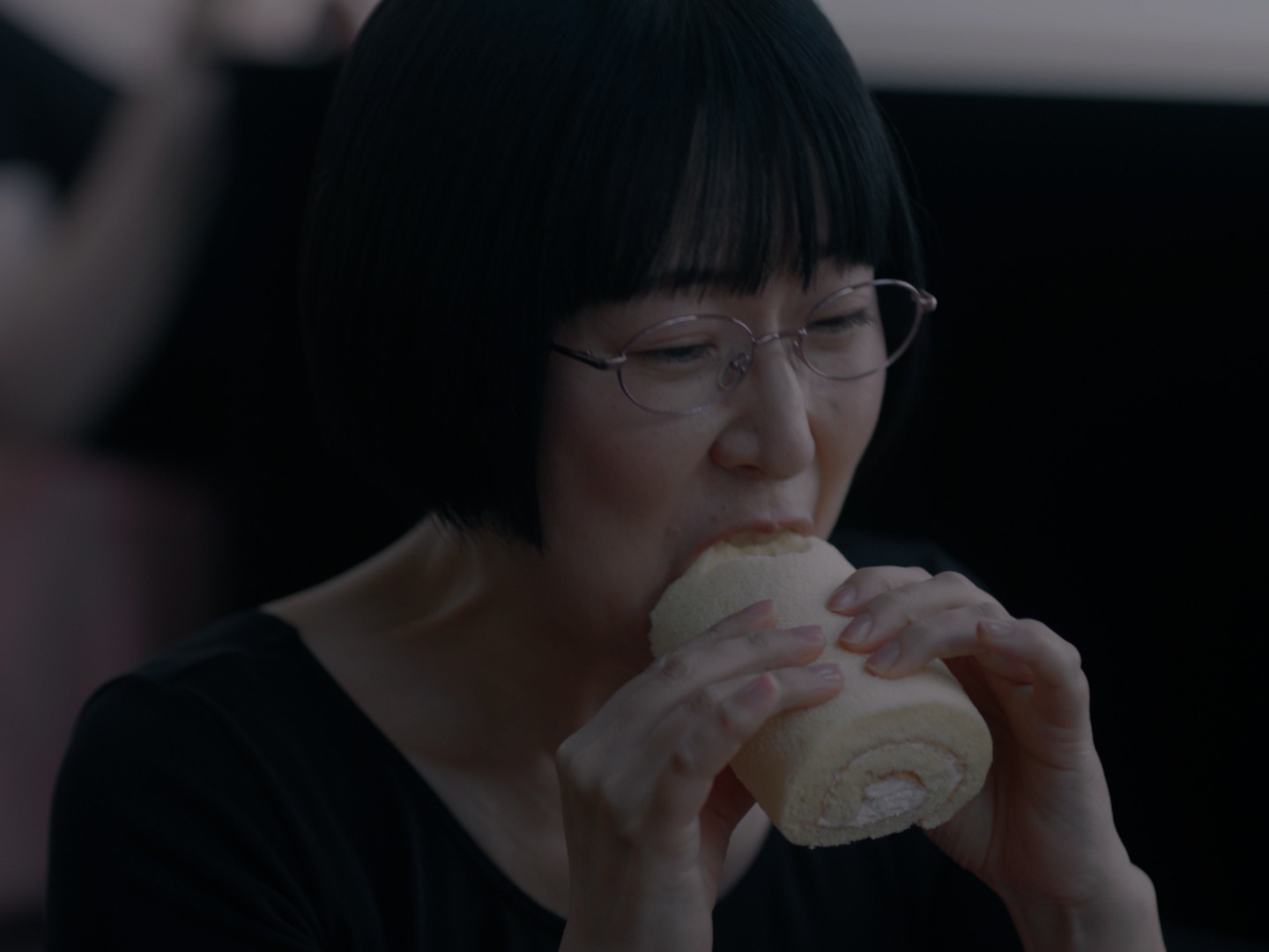 「サントリー烏龍茶OTPP」のWebCM「食べよ、阿佐ヶ谷姉妹」編のワンシーン。
