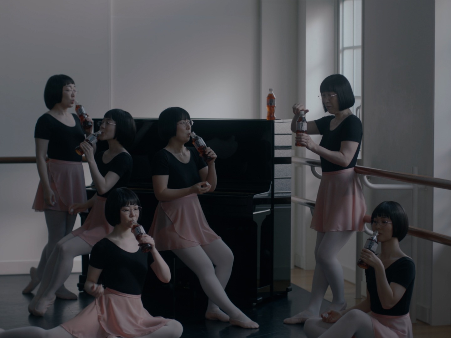 「サントリー烏龍茶OTPP」のWebCM「食べよ、阿佐ヶ谷姉妹」編のワンシーン。