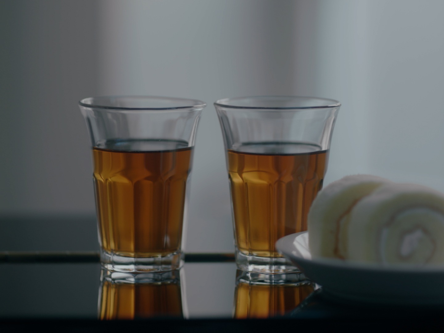 「サントリー烏龍茶OTPP」のWebCM「食べよ、阿佐ヶ谷姉妹」編のワンシーン。