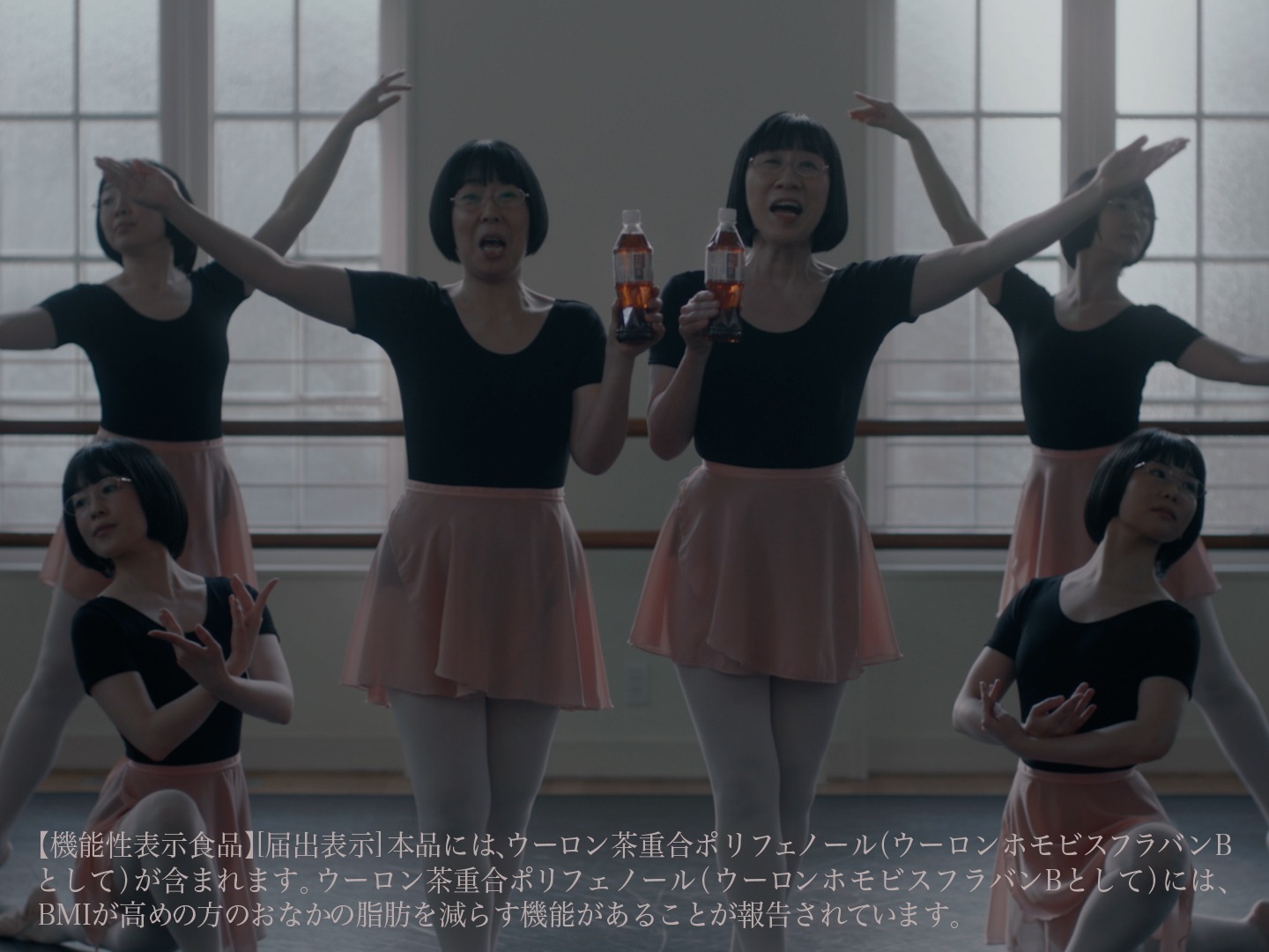 「サントリー烏龍茶OTPP」のWebCM「食べよ、阿佐ヶ谷姉妹」編のワンシーン。