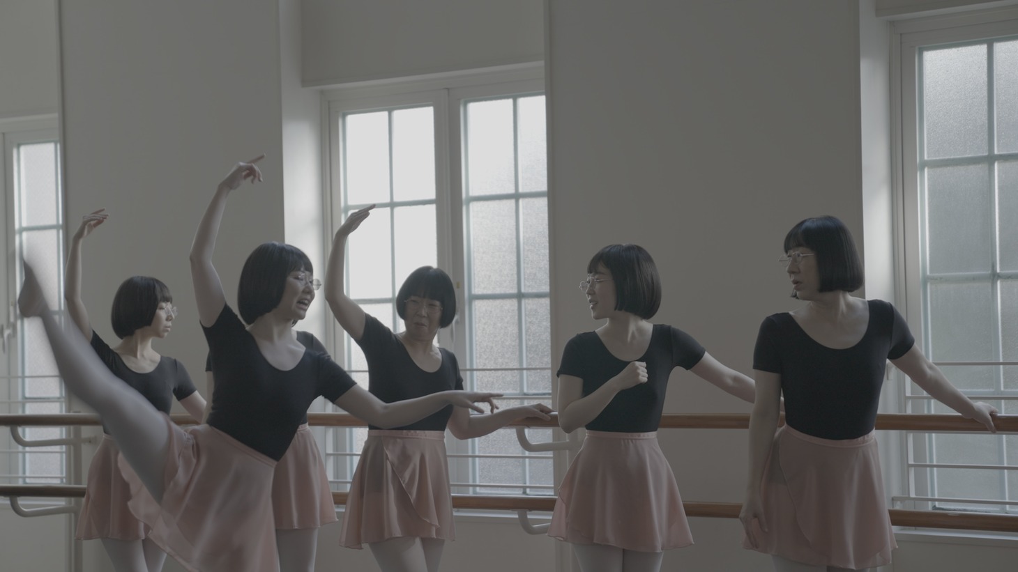 「サントリー烏龍茶OTPP」のWebCM「食べよ、阿佐ヶ谷姉妹」編の撮影風景。