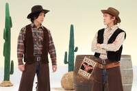 マヂカルラブリー・野田クリスタルとEXIT兼近。(c)フジテレビ