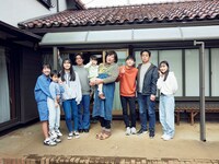 熊手もと子と家族。（撮影：森山将人）