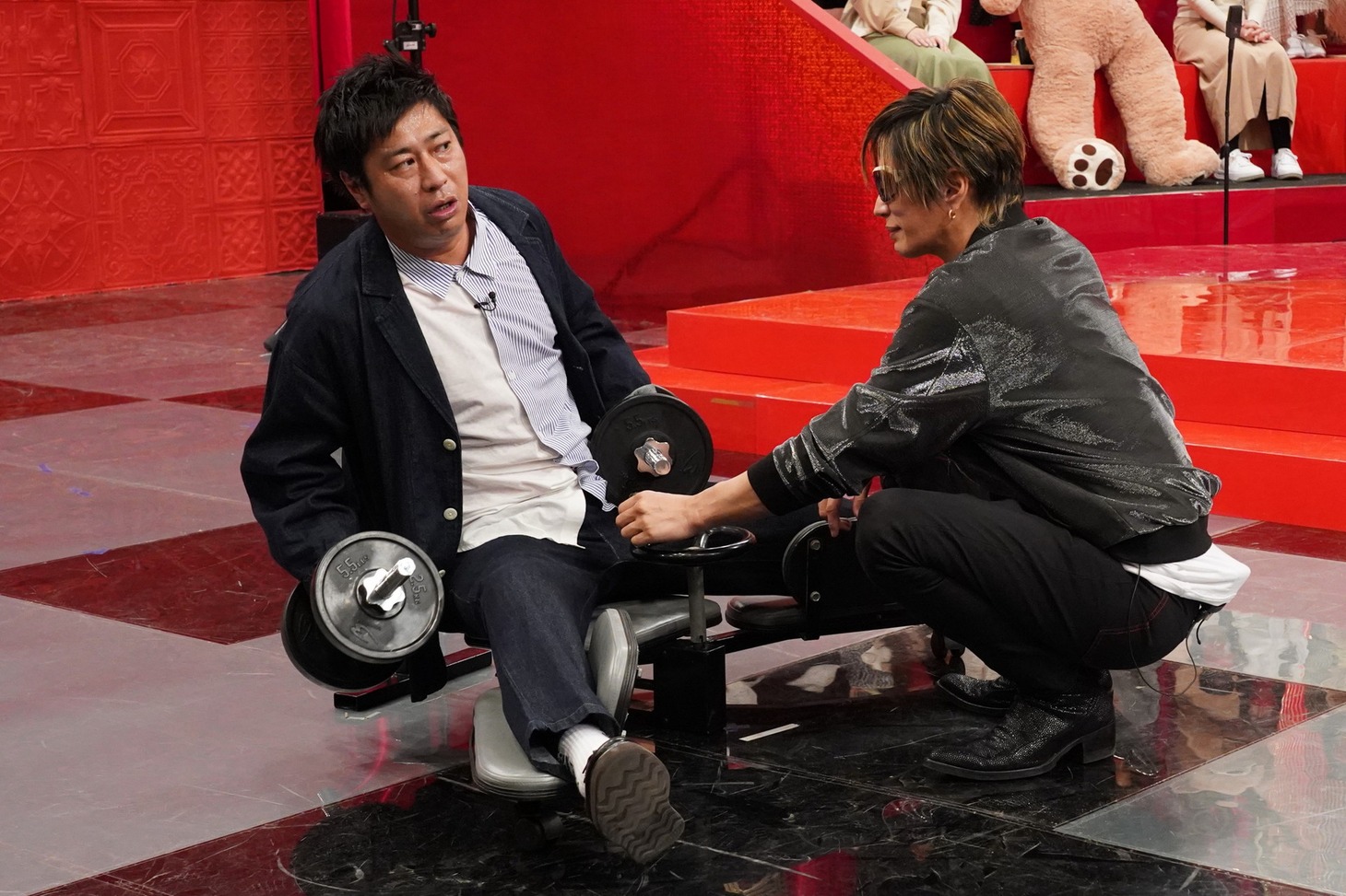 パンサー尾形とGACKT。(c)フジテレビ