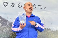 キャンペーンで配布されている「クロちゃんプランター」を持つクロちゃん。