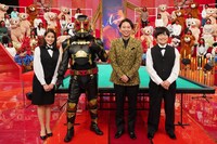 左から、永島優美アナ、ミスターX、有吉弘行、バカリズム。(c)フジテレビ