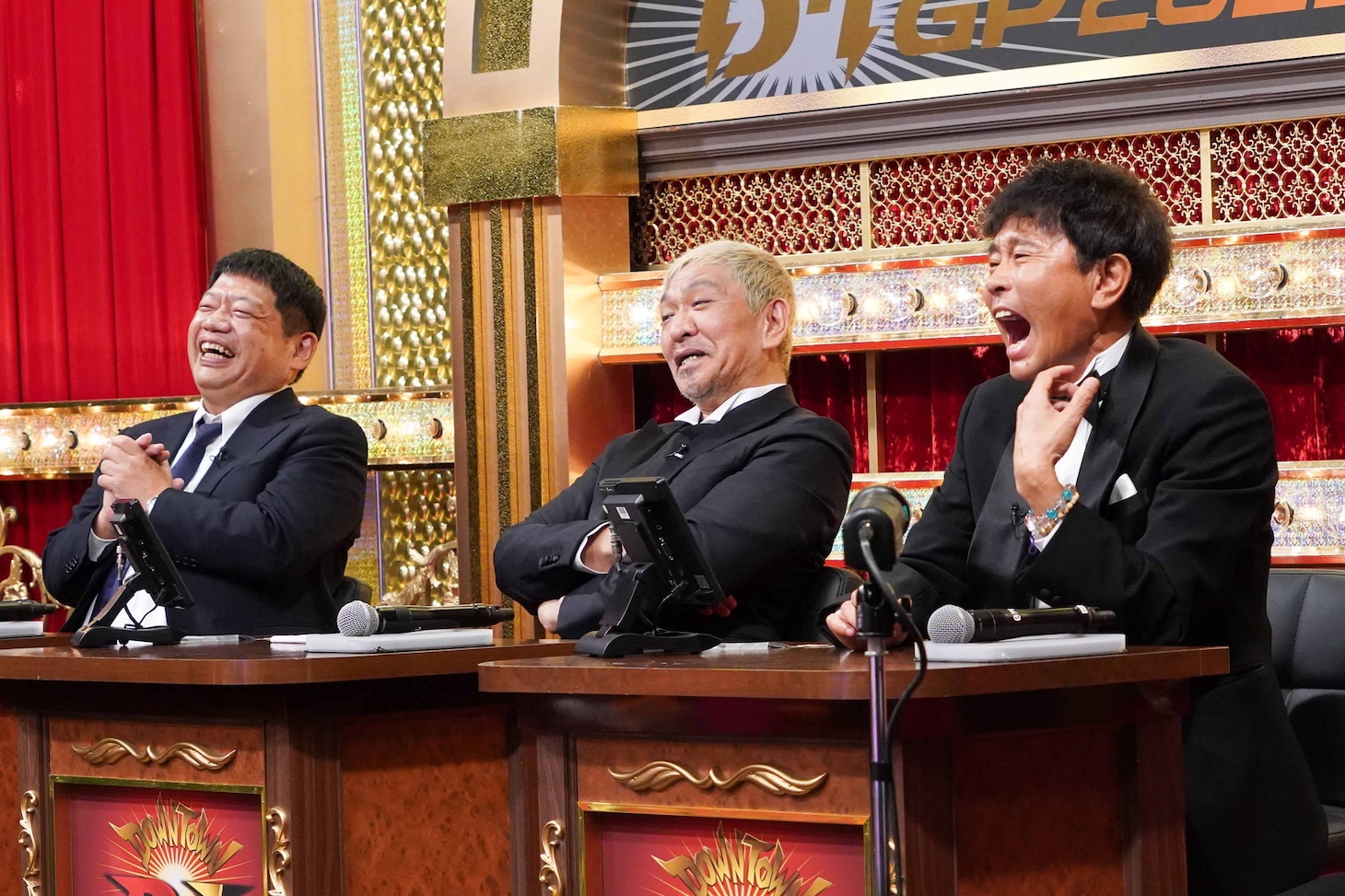 「D-1グランプリ」で審査を務めた（左から）吉本興業の藤原寛副社長、ダウンタウン。(c)日本テレビ