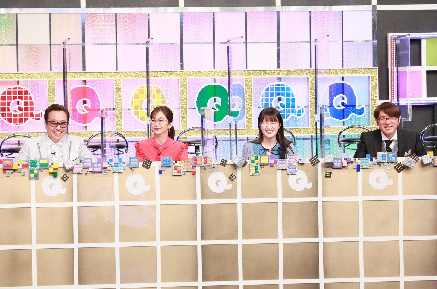 「Qさま!!」MC陣の（左から）さまぁ～ず三村、優香、高山一実、さまぁ～ず大竹。(c)テレビ朝日