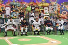 「WBC 直前特別番組 緊急アメトーーーーク！ 侍ジャパン応援芸人」に出演する（前列左から）陣内智則、博多華丸、出川哲朗、アンタッチャブル山崎、ますだおかだ岡田、（後列左から）アンガールズ田中、ナイツ塙、かみじょうたけし。(c)テレビ朝日