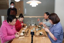 「ロバート・森三中の気ままに日帰り旅in新潟 湯沢・南魚沼編」のワンシーン。(c)新潟テレビ21