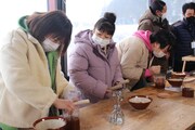 「ロバート・森三中の気ままに日帰り旅in新潟 湯沢・南魚沼編」のワンシーン。(c)新潟テレビ21