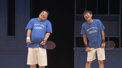 「立花バドミントンクラブ」に出演するドランクドラゴン塚地と東京03飯塚。