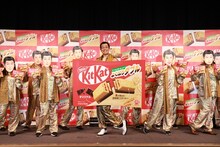 イベントに登壇したピコ太郎（中央）とダンサーたち。