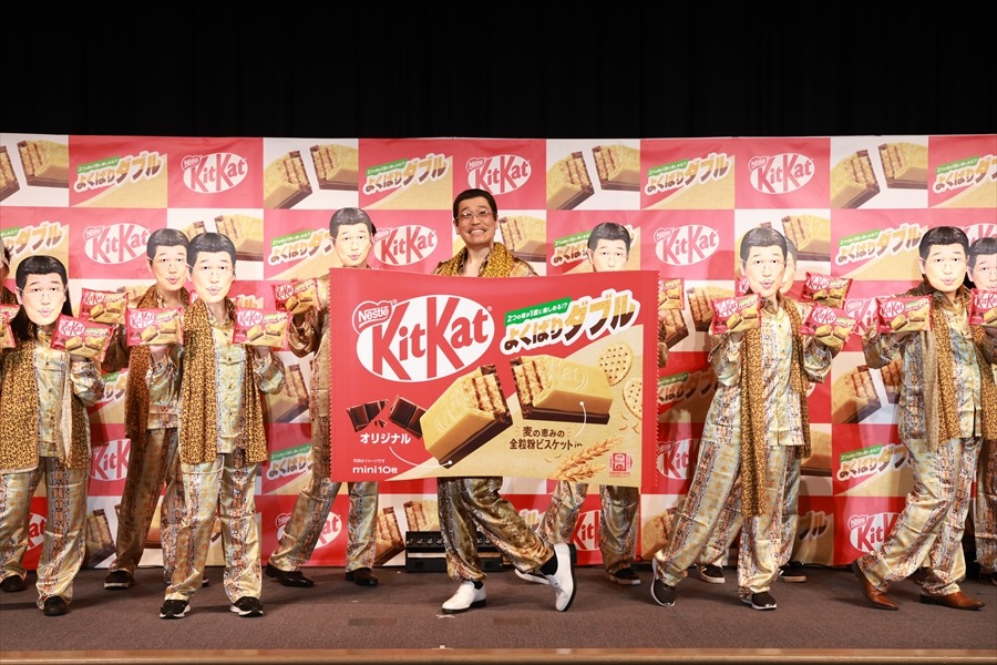 イベントに登壇したピコ太郎（中央）とダンサーたち。