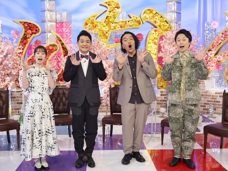 「ノブナカなんなん」ポーズを取る4人。(c)テレビ朝日