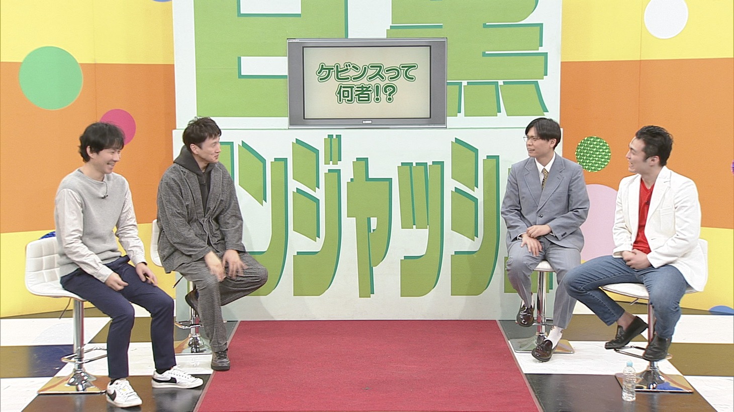 左からアンジャッシュ、ケビンス。(c)チバテレ