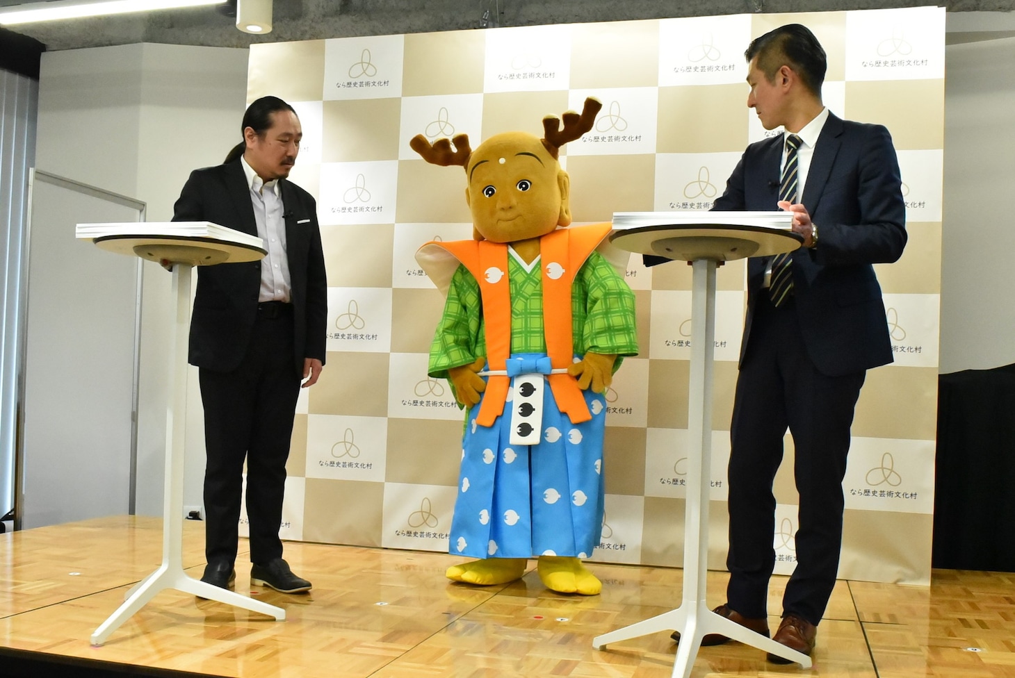 笑い飯の大喜利対決を判定するせんとくんが登壇したワンシーン。