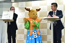 笑い飯・西田（左）が大喜利の答え「天理駅からシャトル鹿」を出したワンシーン。